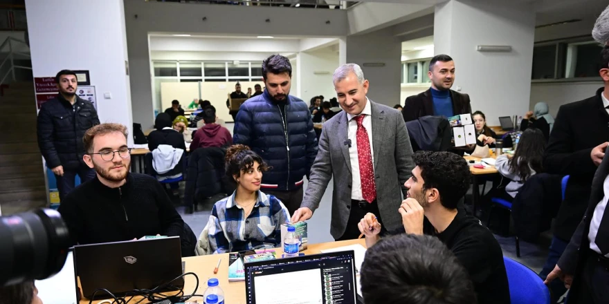 Başkan Çınar, İnönü Üniversitesi Kütüphanesinde Sınavlara Hazırlanan Öğrencilere Moral Ziyaretinde Bulundu