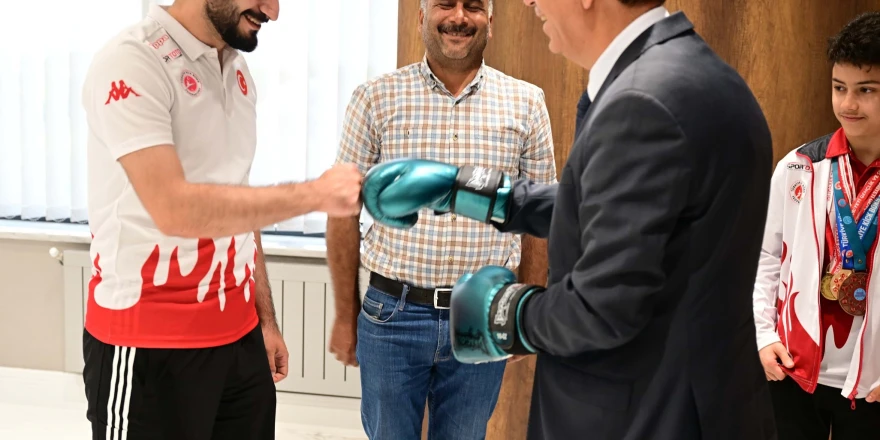 Başkan Geçit, Yeşilyurt Belediyespor’un ‘Dünya Kupası Şampiyonu’ Kick-Boks Sporcularını Makamında Ağırladı