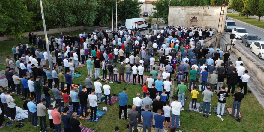 Başkan Taşkın, bayram namazı sonrası vatandaşlarla bayramlaştı