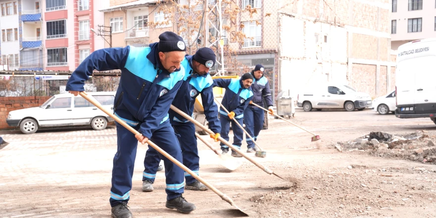 BATTALGAZİ’DE KESİNTİSİZ HİZMET: YOLLARDAN PARKLARA, TEMİZLİKTEN DENETİME YOĞUN MESAİ