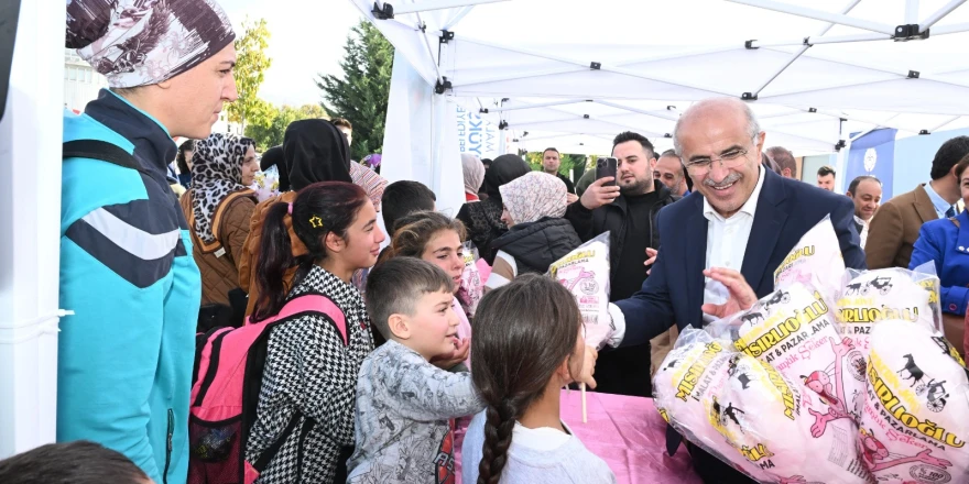 Cumhuriyet Panayırı’na katılan Başkan Er, Çocukların Neşesine Ortak Oldu