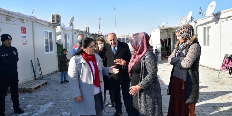 Hanımefendi Selda Yavuz Kaynarca Konteyner Kentte İkamet Eden Aileleri Ziyaret Etti.