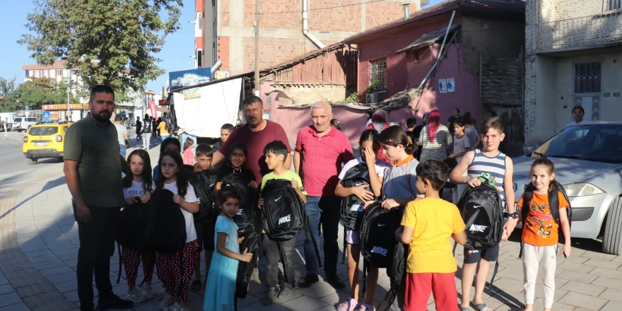 İş İnsanından Deprem zede öğrencilere kırtasiye ve Çanta hediye