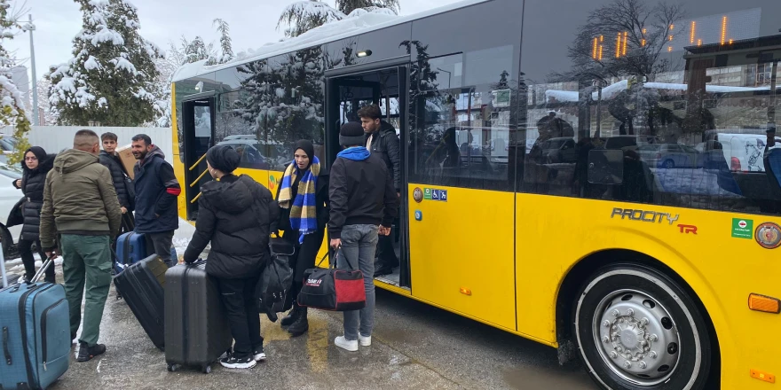 Malatya Büyükşehir Belediye Ekipleri Hastalara Ve Yolda Mahsur Kalanlara Yardım Etti