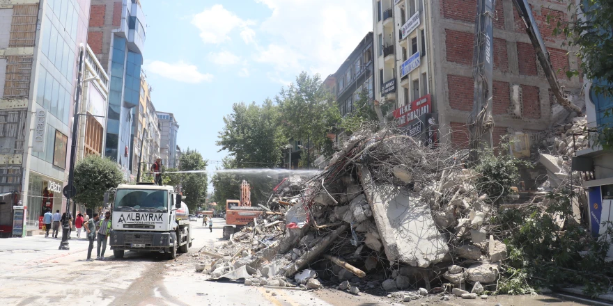 Malatya'da Kışla caddesinin yıkımına başlandı