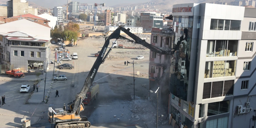 Sadıkoğlu: “Depremler, inşaatlar ve göç devam ederken mücbir sebep sona ermemeli”