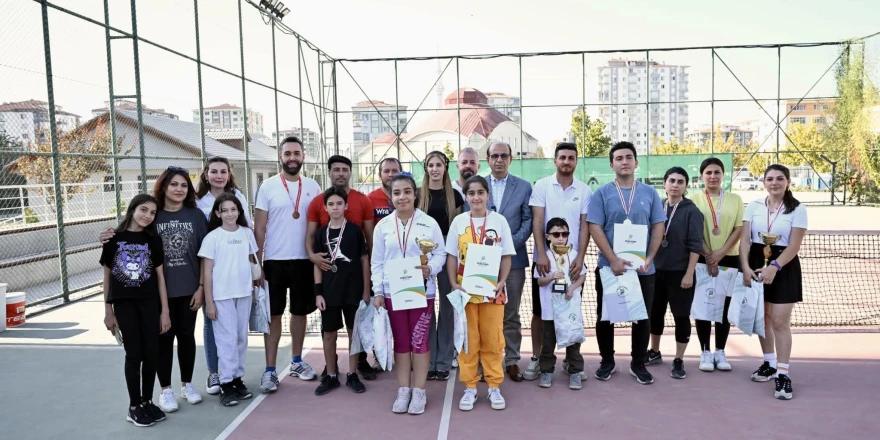 Tenis Tutkunları, Yeşilyurt Belediyesi Tenis Turnuvası’nda Hünerlerini Sergiledi