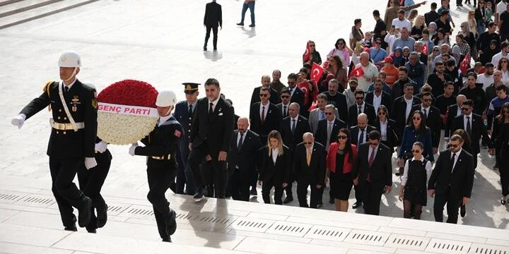 Uzanlar bayrağı devretti: Genç Parti’nin yeni kadrosundan Anıtkabir'e ziyare