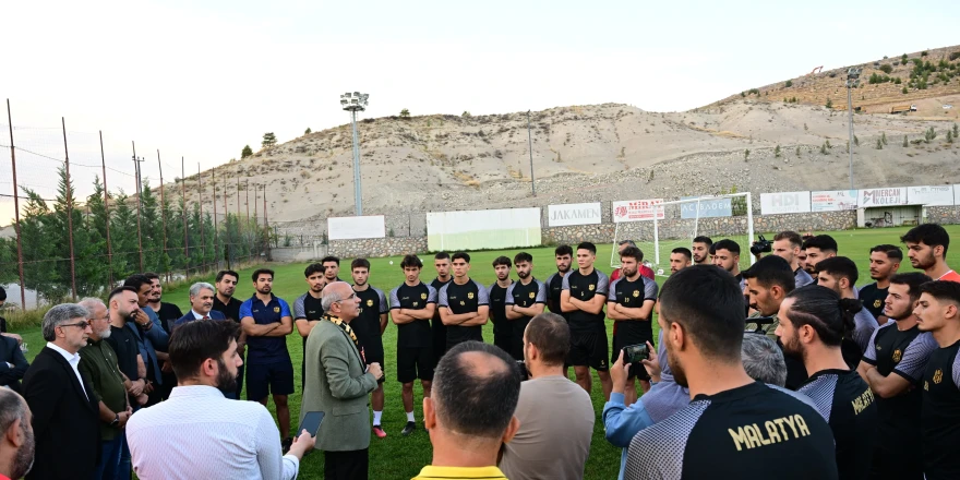 Yeni Malatyasporlu teknik heyet ve sporcularla bir araya gelen Başkan Er,