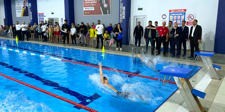 Yeşilyurt Belediyesine Ait Yakınca Yarı Olimpik Yüzme Havuzu, Okullararası Yüzme Şampiyonasına Ev Sahipliği Yaptı